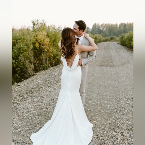 Gorgeous simple wedding dress. - Picture 4 of 5